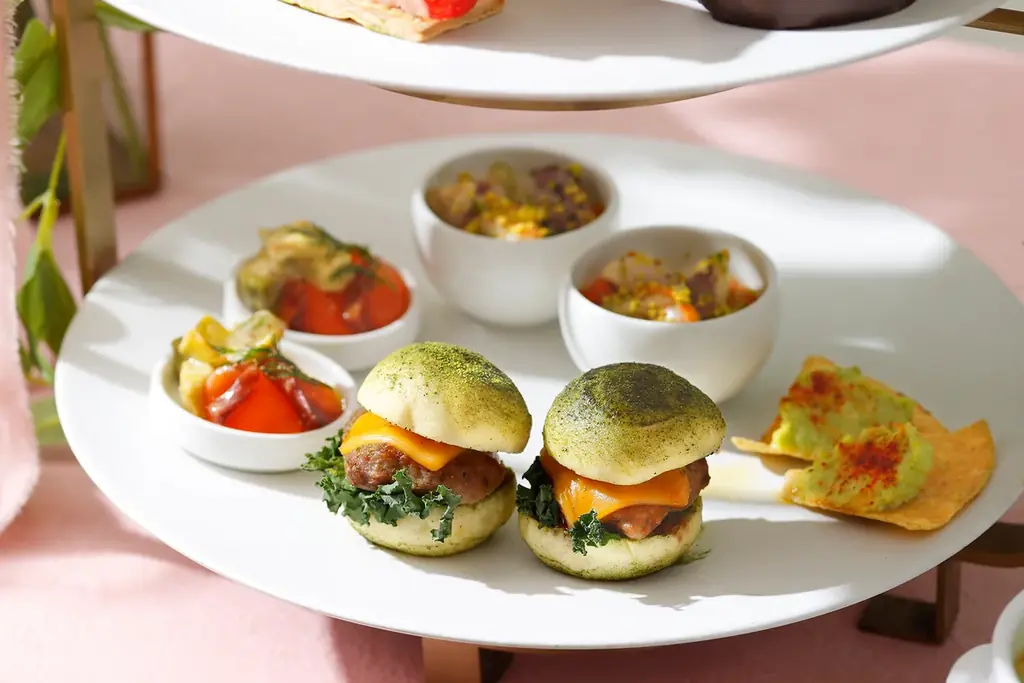 新緑が美しく輝く表参道で、抹茶とピスタチオのグリーンが奏でる『Matcha Pistachio Green Luxe Afternoon Tea』新登場 画像 5