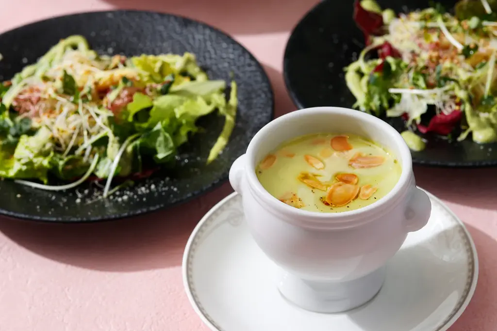 新緑が美しく輝く表参道で、抹茶とピスタチオのグリーンが奏でる『Matcha Pistachio Green Luxe Afternoon Tea』新登場 画像 6