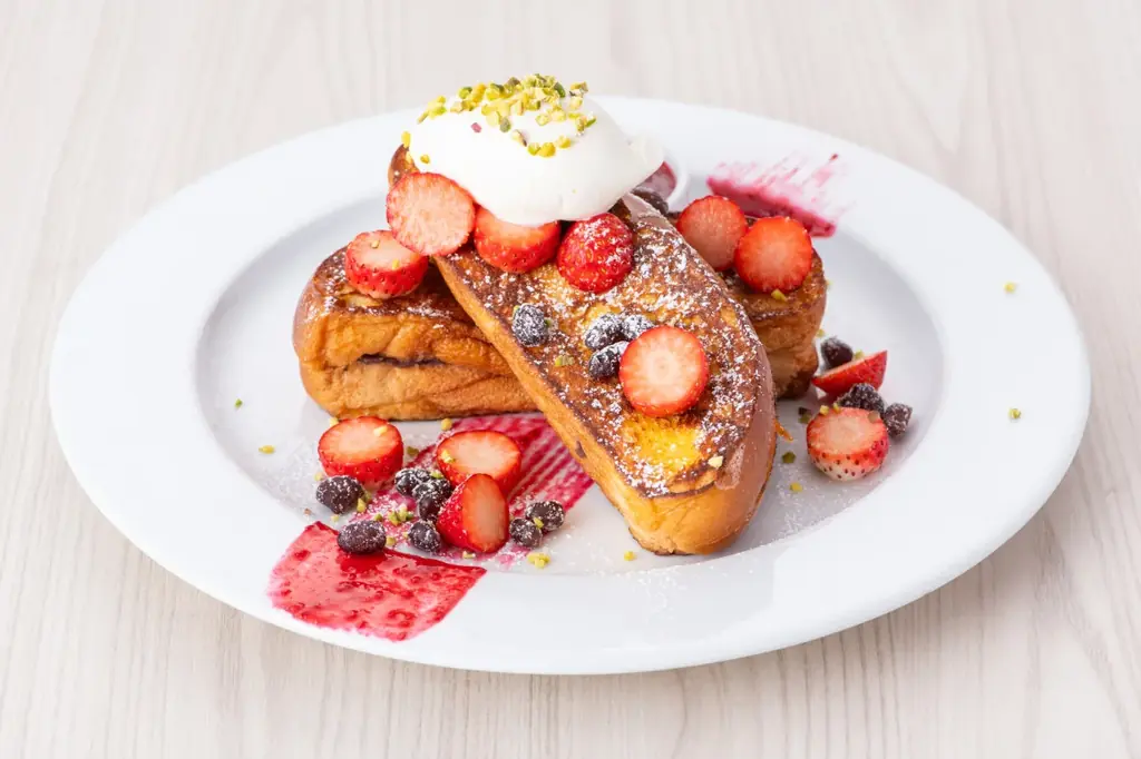 ニューヨークレストラン「サラベス」春限定！小倉をモダンに楽しむフレンチトーストとフィラデルフィア発祥ホットサンドが登場「小倉フレンチトースト」／「フィリーチーズステーキ」 画像 1