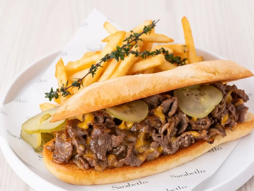 ニューヨークレストラン「サラベス」春限定！小倉をモダンに楽しむフレンチトーストとフィラデルフィア発祥ホットサンドが登場「小倉フレンチトースト」／「フィリーチーズステーキ」 画像 2