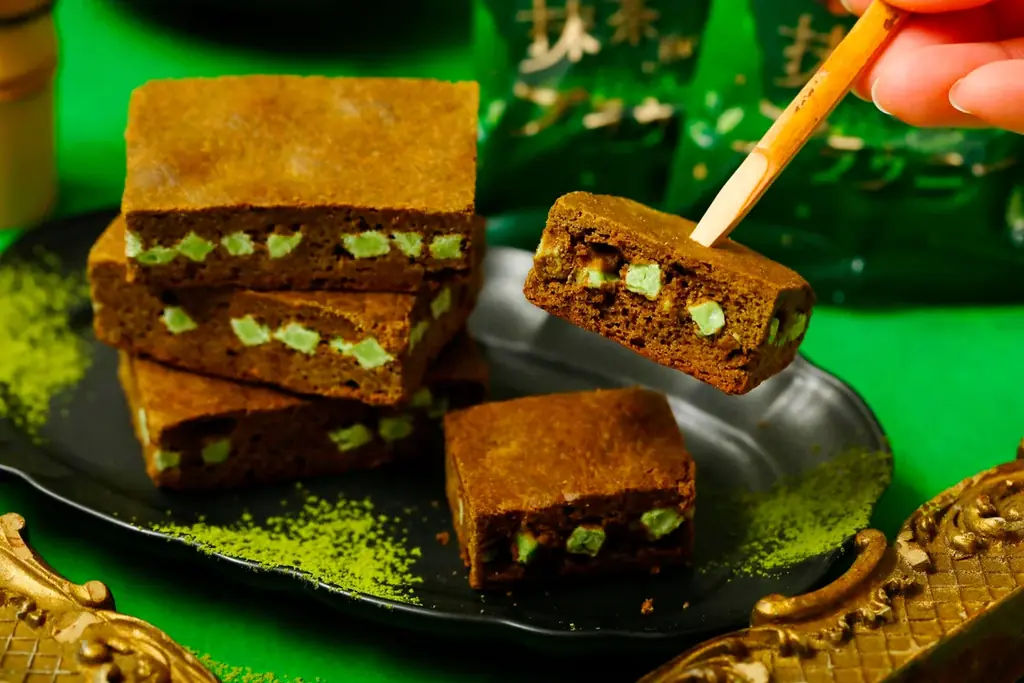【抹茶好き必見！】抹茶の香りと渋み＆しっとり食感を楽しめる『世にもおいしい抹茶ブラウニー』を新発売！サクッと食感のパイ生地に宇治抹茶を練り込んだ『魔法のチョコパイリング』の季節限定フレーバーも新登場！ 画像 3