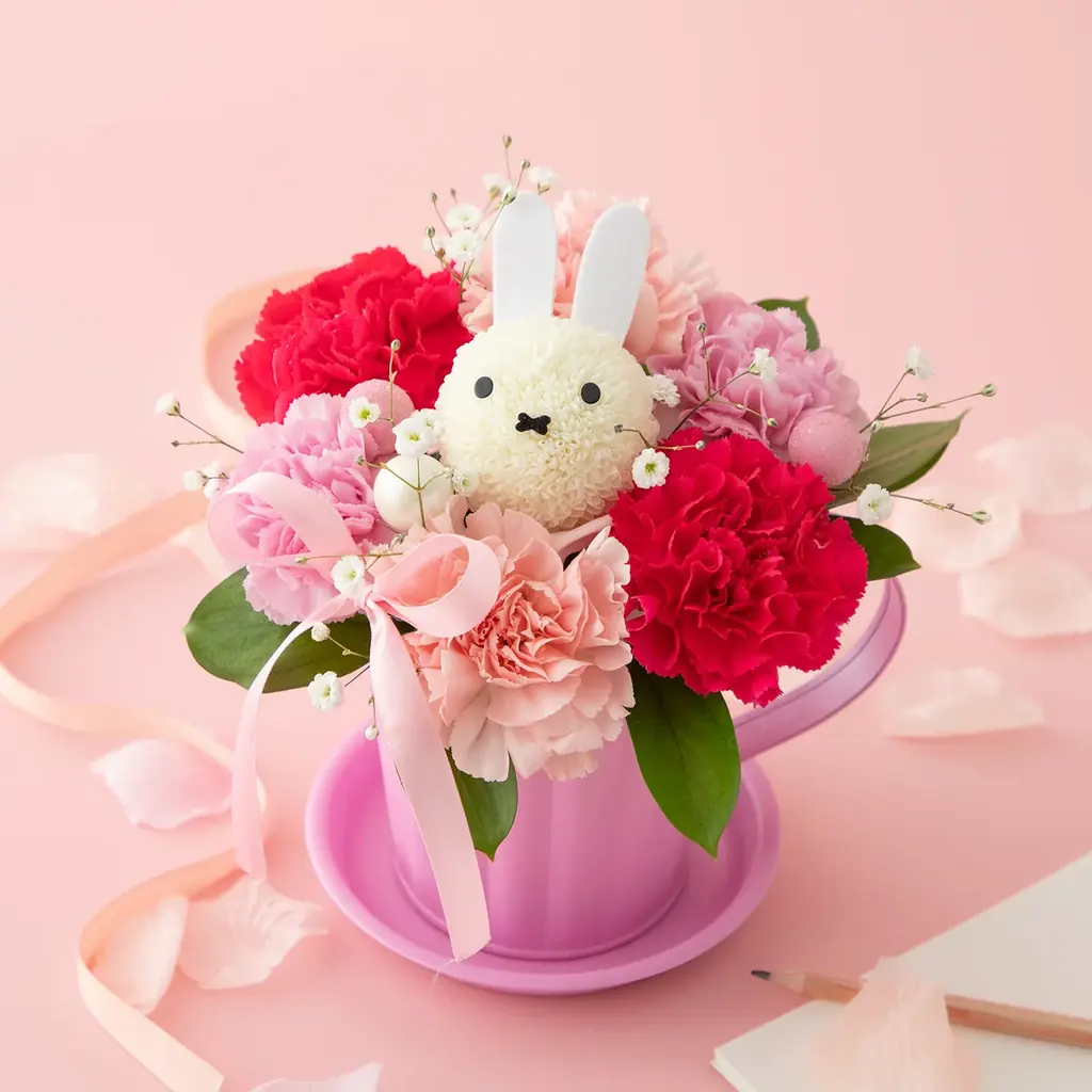 ミッフィーのお花屋さん「フラワーミッフィー」にて、母の日の贈り物にぴったりな、生花のアレンジメントやプリザーブドフラワーやソラフラワーなどを使用したフラワーギフトが登場！ 画像 2