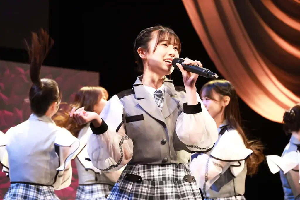 令和七年度 N高等学校・S高等学校・R高等学校、N中等部合同卒業式を大阪府で挙行　霜降り明星 粗品さん、N高卒業生・安部若菜さんが在籍するNMB48がサプライズで登場し卒業生約1万名の門出を祝福 画像 11