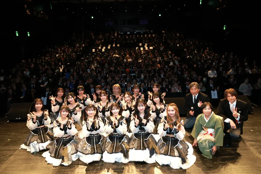 令和七年度 N高等学校・S高等学校・R高等学校、N中等部合同卒業式を大阪府で挙行　霜降り明星 粗品さん、N高卒業生・安部若菜さんが在籍するNMB48がサプライズで登場し卒業生約1万名の門出を祝福 画像 12
