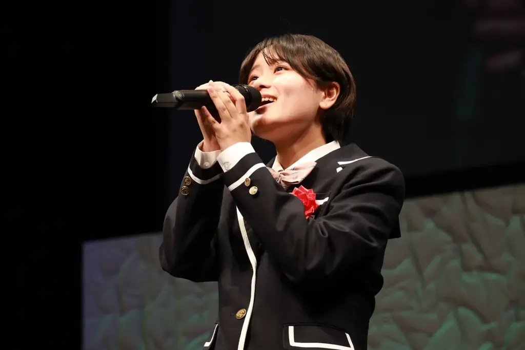 令和七年度 N高等学校・S高等学校・R高等学校、N中等部合同卒業式を大阪府で挙行　霜降り明星 粗品さん、N高卒業生・安部若菜さんが在籍するNMB48がサプライズで登場し卒業生約1万名の門出を祝福 画像 13