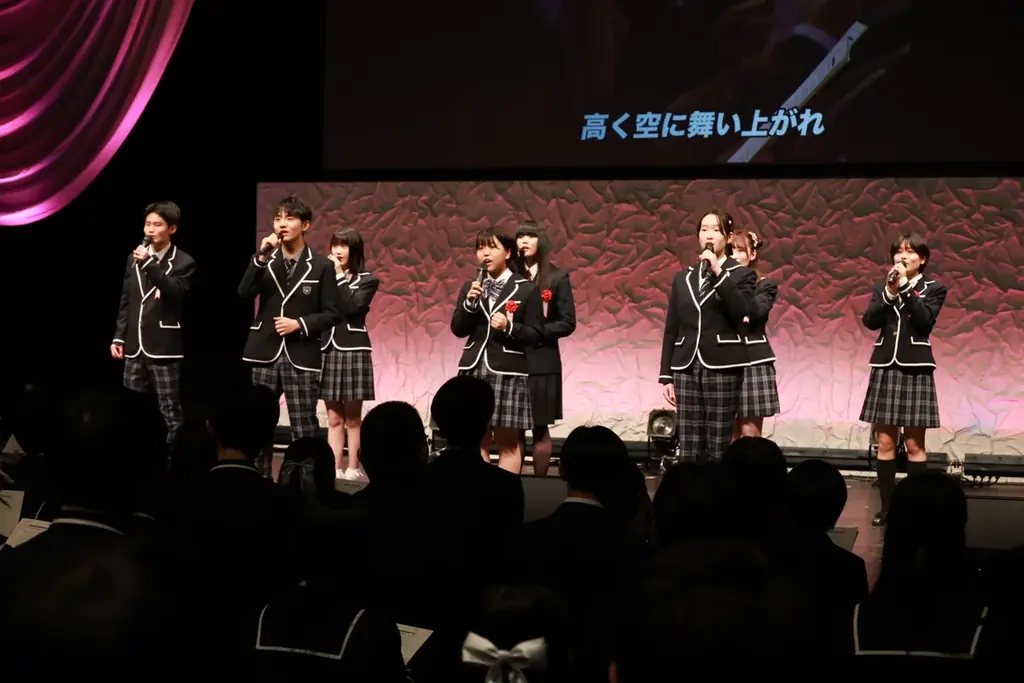 令和七年度 N高等学校・S高等学校・R高等学校、N中等部合同卒業式を大阪府で挙行　霜降り明星 粗品さん、N高卒業生・安部若菜さんが在籍するNMB48がサプライズで登場し卒業生約1万名の門出を祝福 画像 14