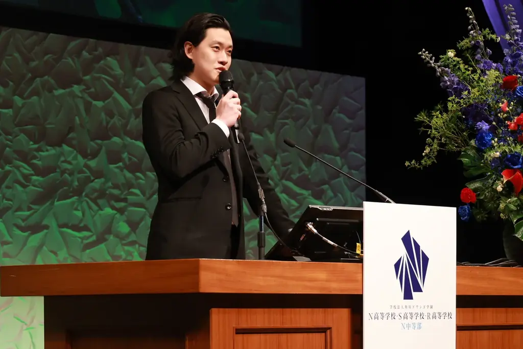令和七年度 N高等学校・S高等学校・R高等学校、N中等部合同卒業式を大阪府で挙行　霜降り明星 粗品さん、N高卒業生・安部若菜さんが在籍するNMB48がサプライズで登場し卒業生約1万名の門出を祝福 画像 2