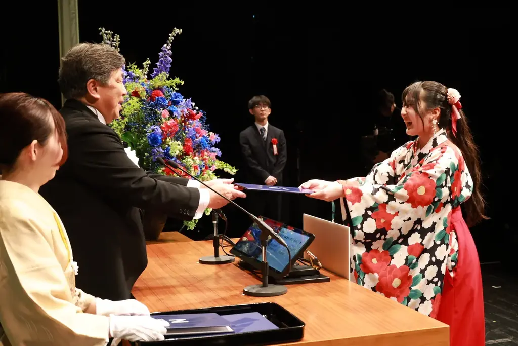 令和七年度 N高等学校・S高等学校・R高等学校、N中等部合同卒業式を大阪府で挙行　霜降り明星 粗品さん、N高卒業生・安部若菜さんが在籍するNMB48がサプライズで登場し卒業生約1万名の門出を祝福 画像 3