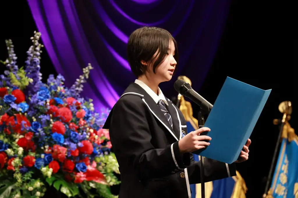 令和七年度 N高等学校・S高等学校・R高等学校、N中等部合同卒業式を大阪府で挙行　霜降り明星 粗品さん、N高卒業生・安部若菜さんが在籍するNMB48がサプライズで登場し卒業生約1万名の門出を祝福 画像 5