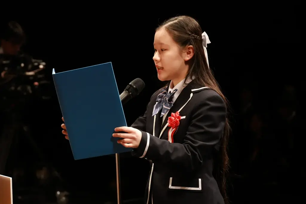 令和七年度 N高等学校・S高等学校・R高等学校、N中等部合同卒業式を大阪府で挙行　霜降り明星 粗品さん、N高卒業生・安部若菜さんが在籍するNMB48がサプライズで登場し卒業生約1万名の門出を祝福 画像 6