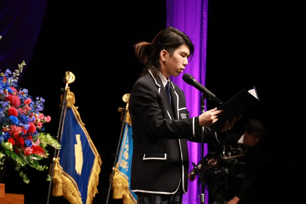 令和七年度 N高等学校・S高等学校・R高等学校、N中等部合同卒業式を大阪府で挙行　霜降り明星 粗品さん、N高卒業生・安部若菜さんが在籍するNMB48がサプライズで登場し卒業生約1万名の門出を祝福 画像 7