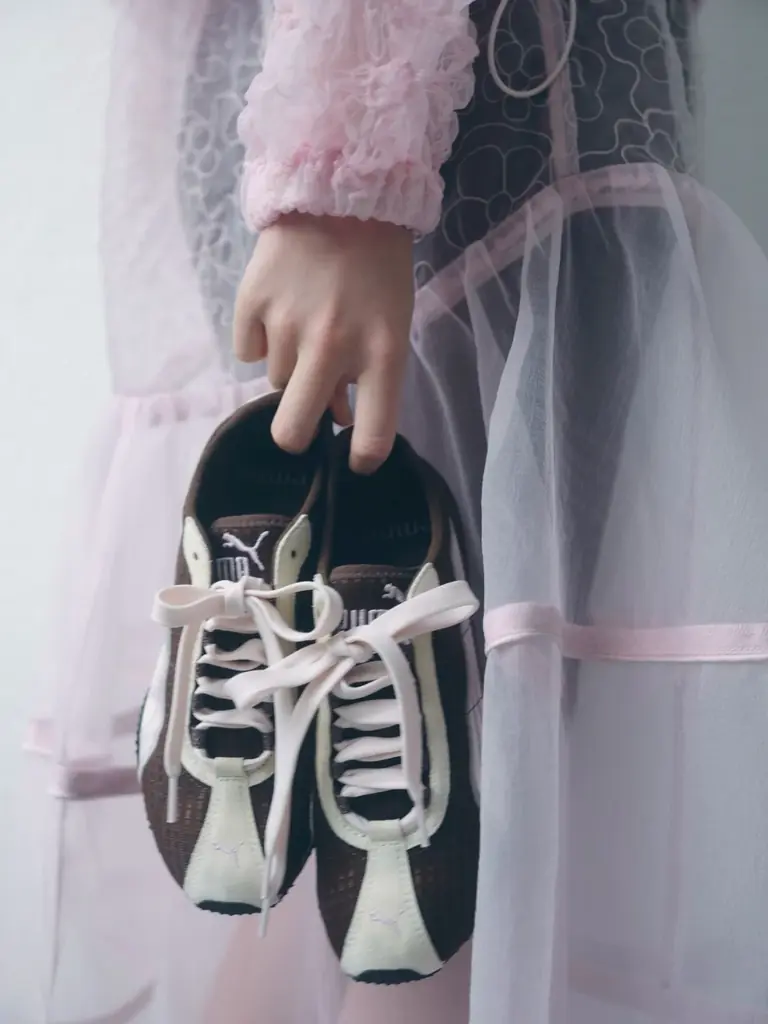 【emmi×PUMA】ロープロファイルの新アイコン”H-STREET”を初別注　ブラウンに淡いピンクを掛け合わせスポーティさにフェミニンなエッセンスを感じる一足に 画像 11