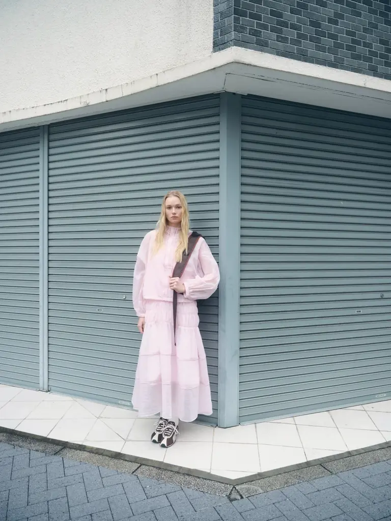 【emmi×PUMA】ロープロファイルの新アイコン”H-STREET”を初別注　ブラウンに淡いピンクを掛け合わせスポーティさにフェミニンなエッセンスを感じる一足に 画像 12