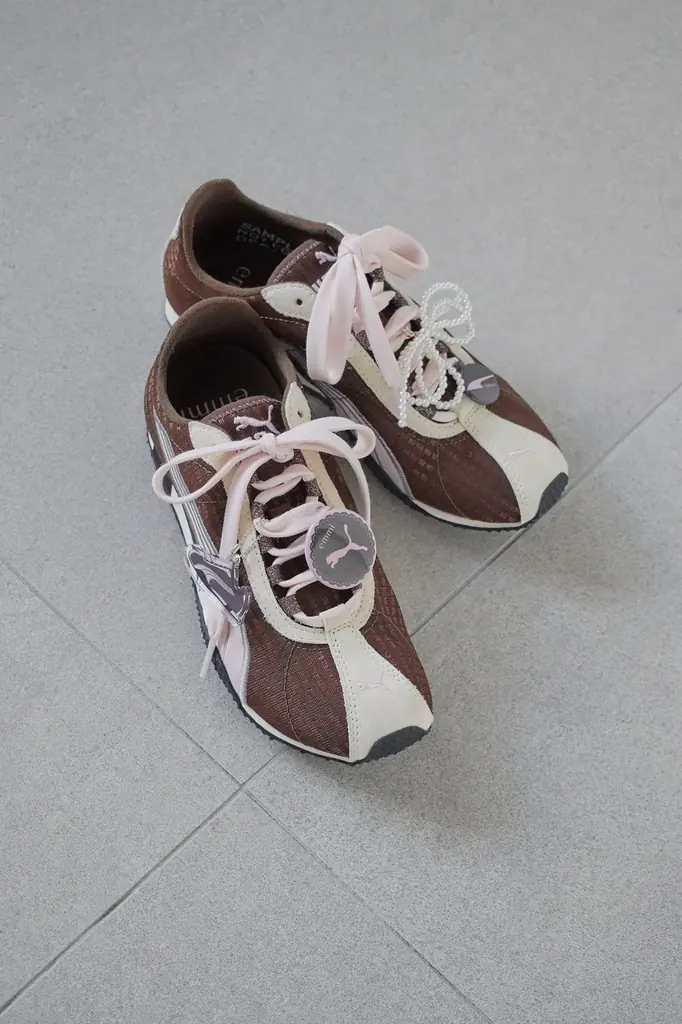 【emmi×PUMA】ロープロファイルの新アイコン”H-STREET”を初別注　ブラウンに淡いピンクを掛け合わせスポーティさにフェミニンなエッセンスを感じる一足に 画像 24