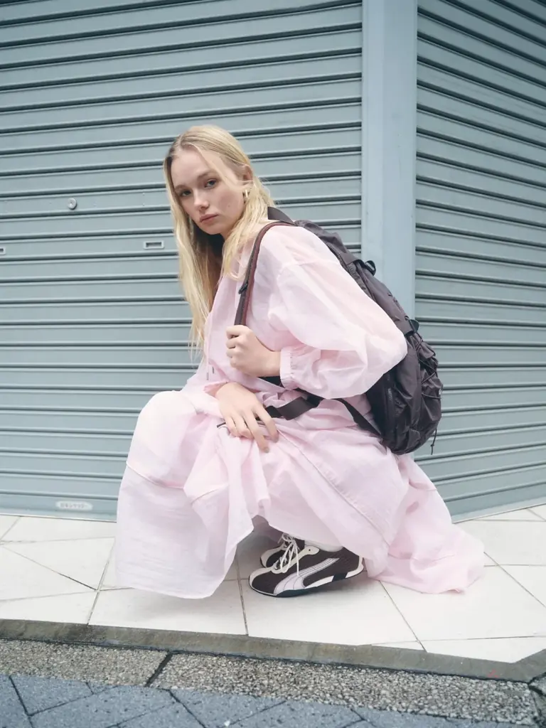 【emmi×PUMA】ロープロファイルの新アイコン”H-STREET”を初別注　ブラウンに淡いピンクを掛け合わせスポーティさにフェミニンなエッセンスを感じる一足に 画像 4