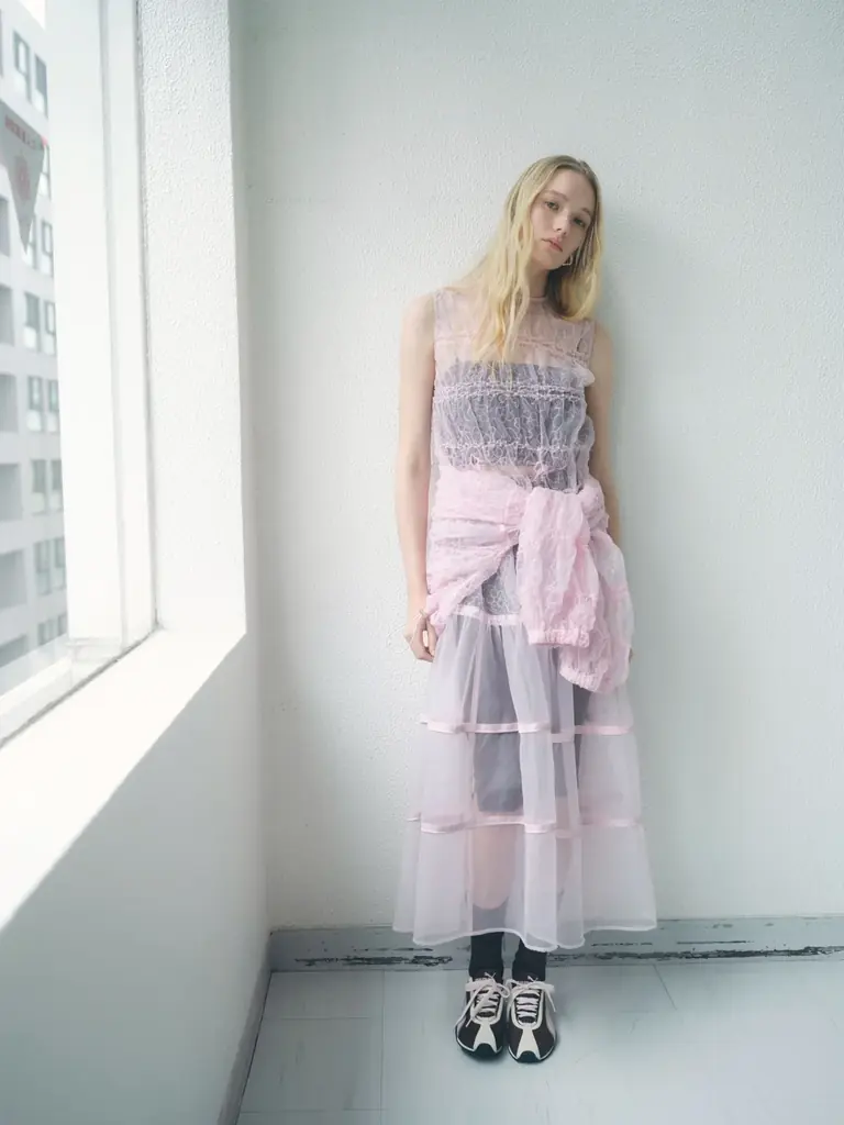 【emmi×PUMA】ロープロファイルの新アイコン”H-STREET”を初別注　ブラウンに淡いピンクを掛け合わせスポーティさにフェミニンなエッセンスを感じる一足に 画像 7