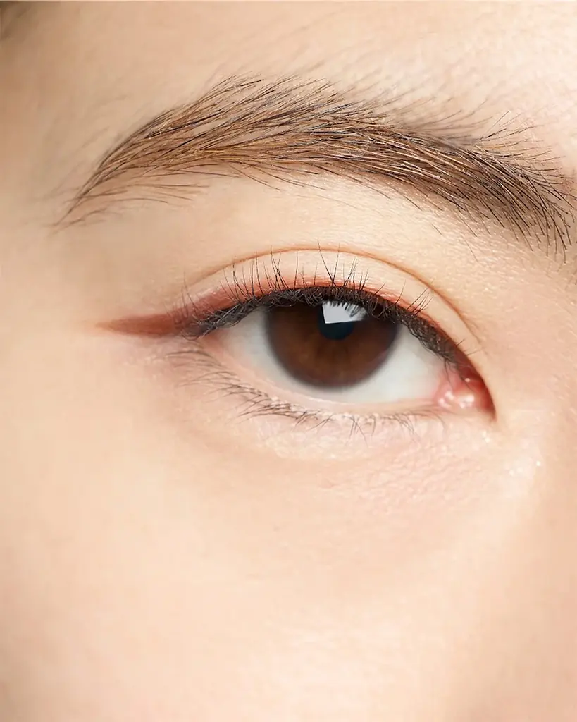 アイメイクの印象を決定づける、DIDIONのアイライナーがパワーアップして登場！なめらかさはそのままに、より自在でシャープに。使い心地と仕上がりの精度を高めた、新たな一本へと進化しました。 画像 12