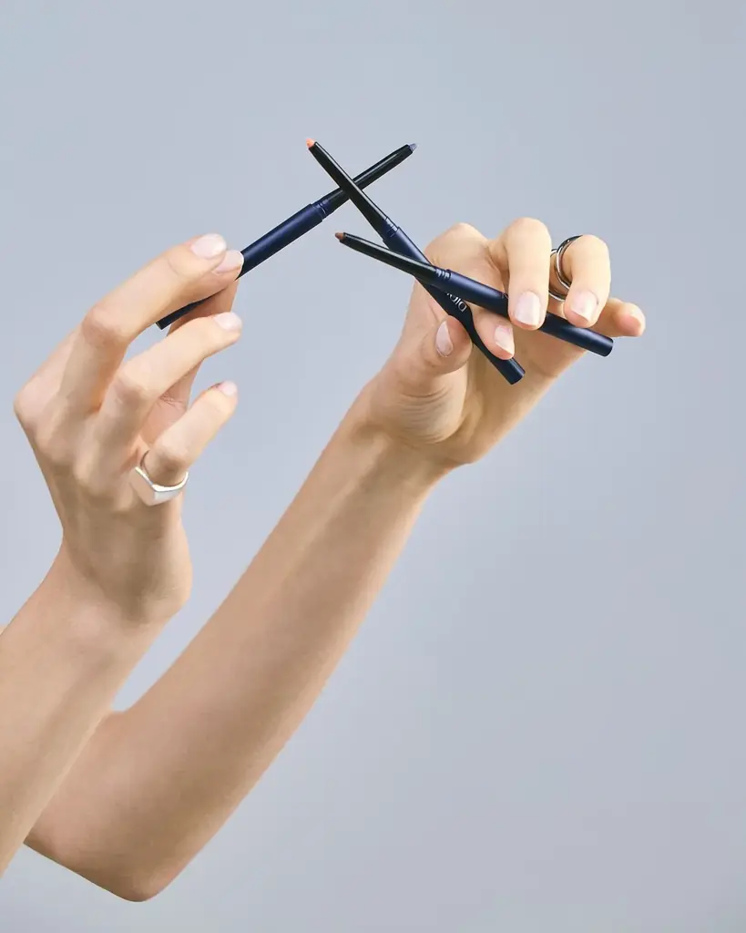 アイメイクの印象を決定づける、DIDIONのアイライナーがパワーアップして登場！なめらかさはそのままに、より自在でシャープに。使い心地と仕上がりの精度を高めた、新たな一本へと進化しました。 画像 4