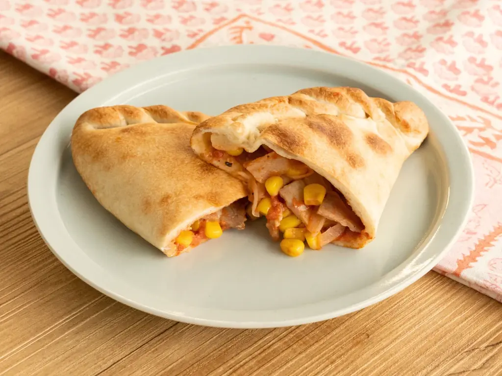 【シナグロ】大人気カルツォーネシリーズより新商品「自家製ベーコンとコーンのトマトクリームソース」「自家製ジェノベーゼのクリームチーズ仕立て」の2種を4月1日より発売 画像 2