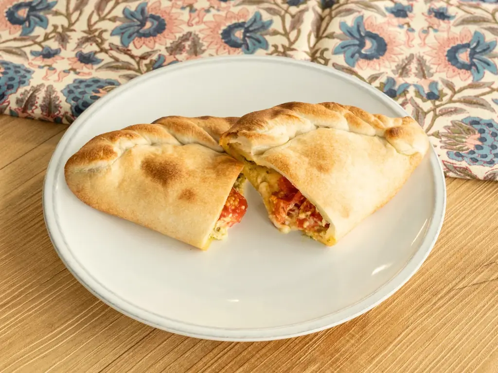 【シナグロ】大人気カルツォーネシリーズより新商品「自家製ベーコンとコーンのトマトクリームソース」「自家製ジェノベーゼのクリームチーズ仕立て」の2種を4月1日より発売 画像 3