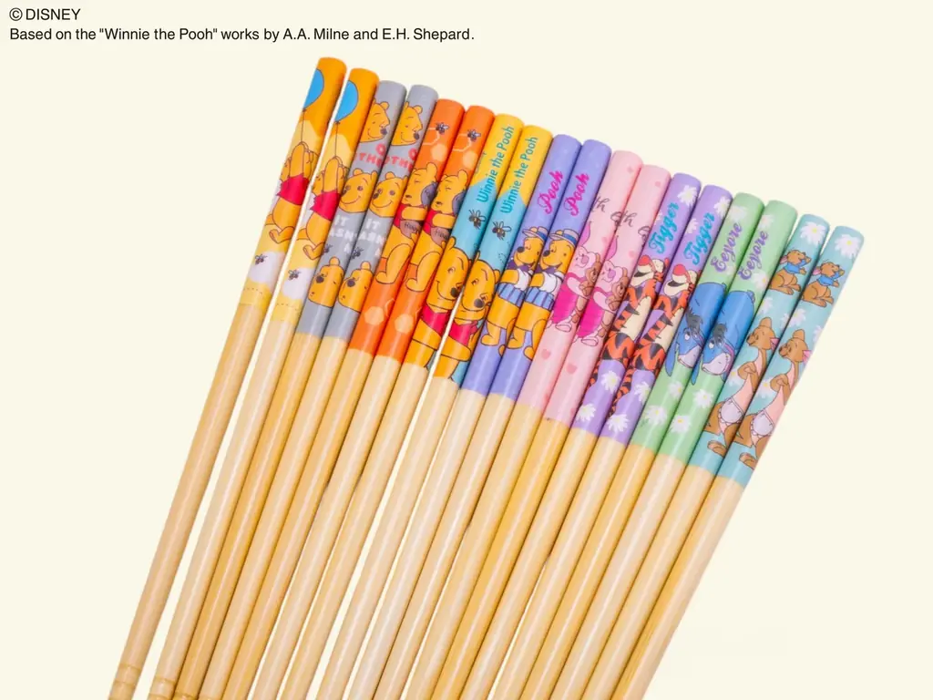 【くまのプーさん】何が出るかはお楽しみ！中身が分からないワクワク感が楽しめるミステリーボックス仕様の竹箸＆ランチ巾着がスケーターより新登場 画像 2