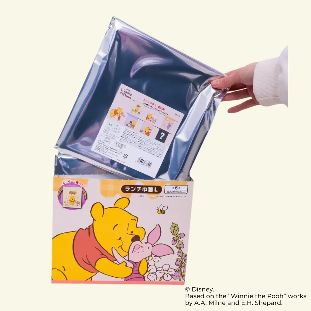 【くまのプーさん】何が出るかはお楽しみ！中身が分からないワクワク感が楽しめるミステリーボックス仕様の竹箸＆ランチ巾着がスケーターより新登場 画像 3