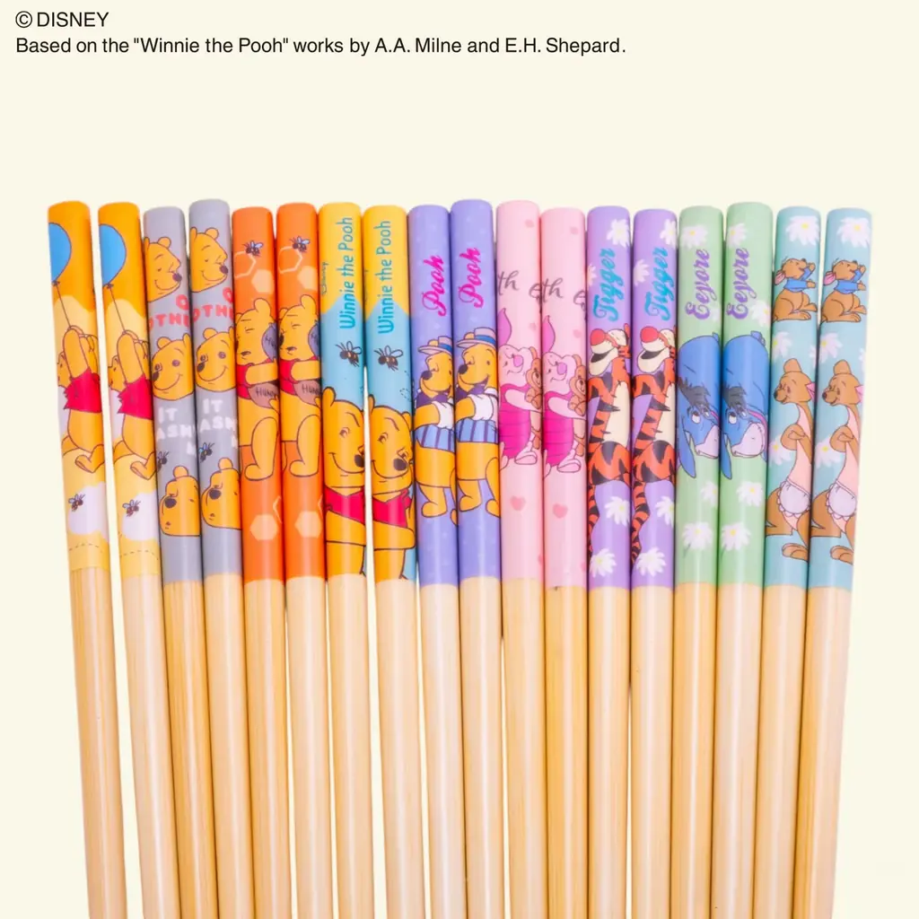 【くまのプーさん】何が出るかはお楽しみ！中身が分からないワクワク感が楽しめるミステリーボックス仕様の竹箸＆ランチ巾着がスケーターより新登場 画像 4