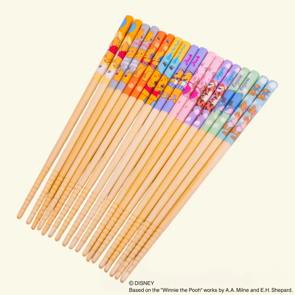 【くまのプーさん】何が出るかはお楽しみ！中身が分からないワクワク感が楽しめるミステリーボックス仕様の竹箸＆ランチ巾着がスケーターより新登場 画像 5