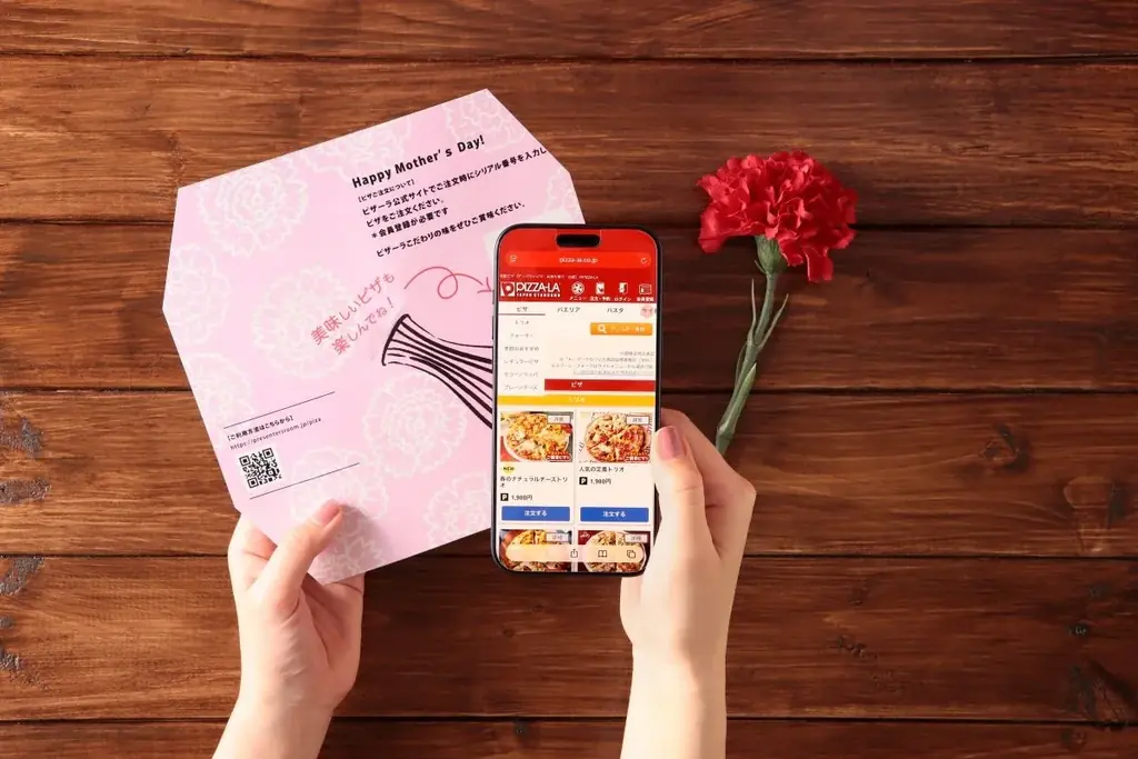 PIZZA-LAとBloom365が初コラボ！ピザ箱を開けるとカーネーションが現れる、母の日限定ギフト「Thanks Mom PIZZA-LA」を4月1日（水）発売 画像 2