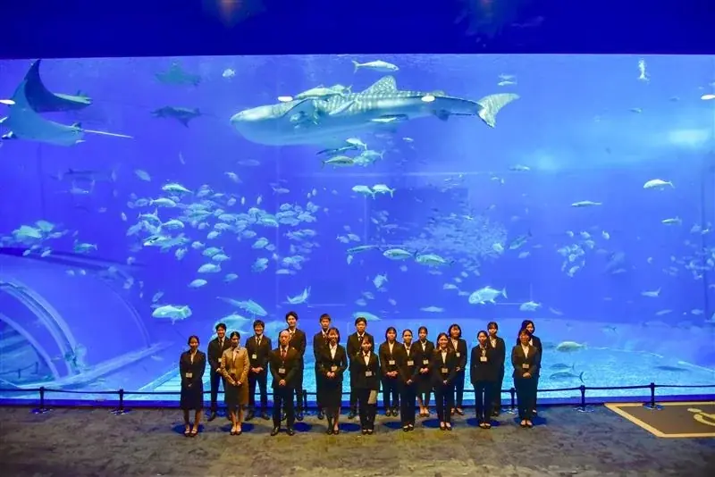 【（一財）沖縄美ら島財団】令和８年度 入社式を沖縄美ら海水族館「黒潮の海大水槽」で実施 画像 1