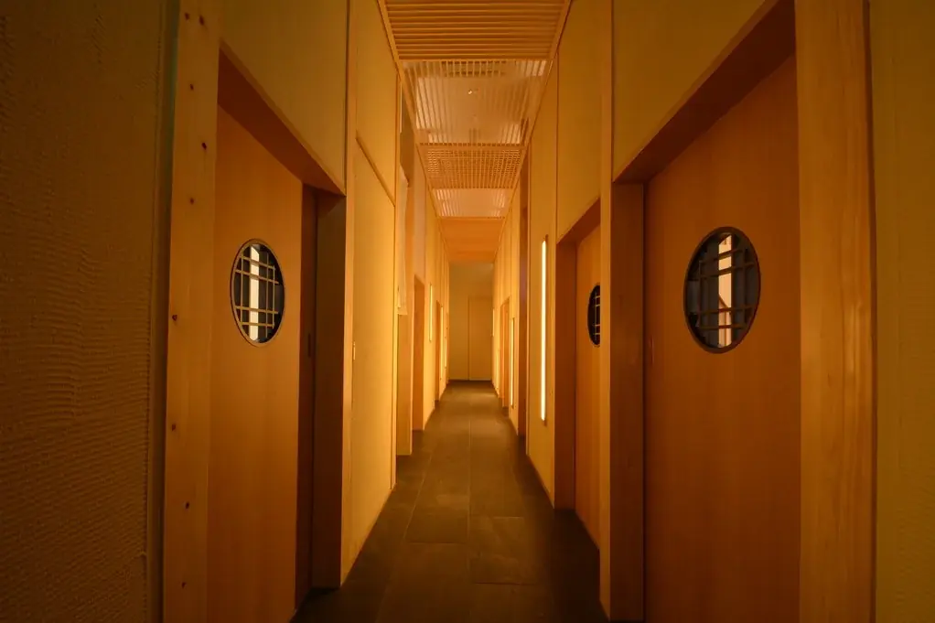 日本の“街焼肉”を新定義。大人が集う進化系エンタメ焼肉の拠点「うしみつ一門目黒店」が、五感＋第六感を刺激する新たな焼肉体験を提案 画像 10