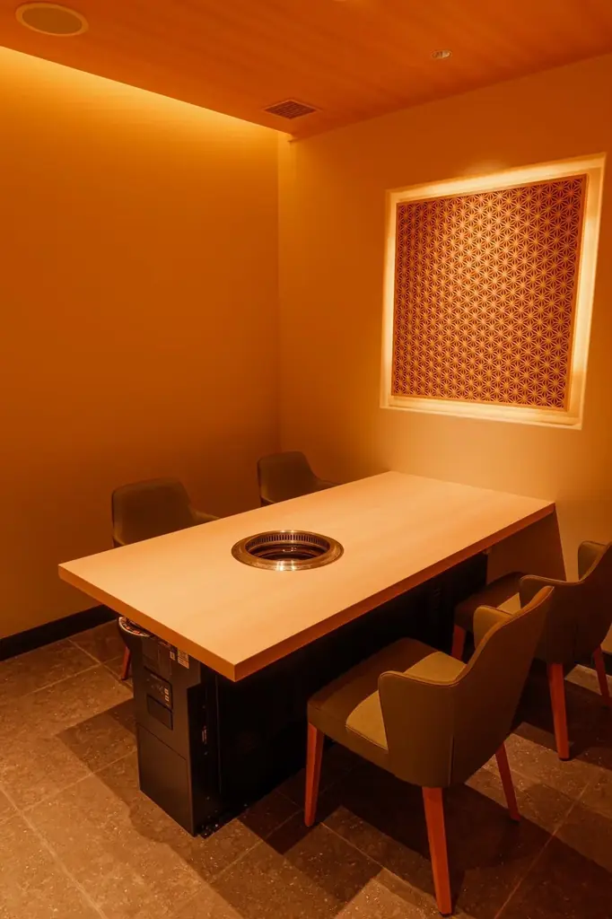 日本の“街焼肉”を新定義。大人が集う進化系エンタメ焼肉の拠点「うしみつ一門目黒店」が、五感＋第六感を刺激する新たな焼肉体験を提案 画像 16