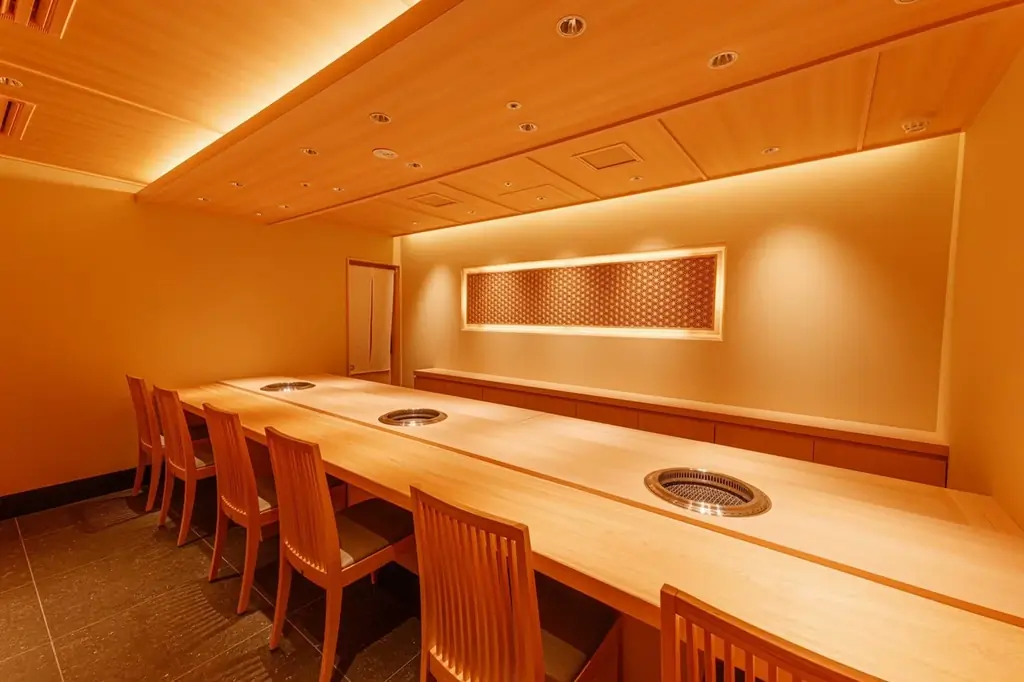 日本の“街焼肉”を新定義。大人が集う進化系エンタメ焼肉の拠点「うしみつ一門目黒店」が、五感＋第六感を刺激する新たな焼肉体験を提案 画像 18