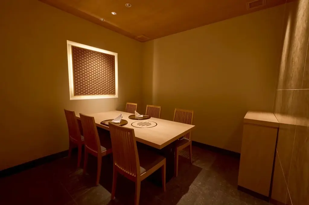 日本の“街焼肉”を新定義。大人が集う進化系エンタメ焼肉の拠点「うしみつ一門目黒店」が、五感＋第六感を刺激する新たな焼肉体験を提案 画像 20