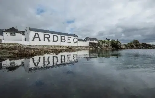 世界中の“アードベギャン”が熱狂する年に一度の祝祭「アードベッグ・デー 2026」限定ボトル『アードベッグ ドルチェ』誕生ーシチリアとアイラ、二つの島の出会いがもたらす甘美さと力強いピートの融合ー 画像 5
