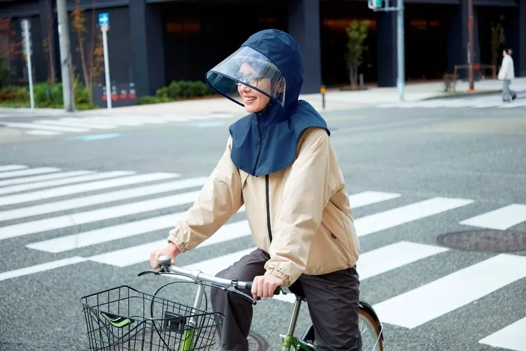 雨の日の自転車も、顔までしっかりガード！「おしゃヘル レインケープ」を4月1日より発売 画像 4