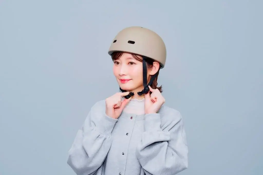 雨の日の自転車も、顔までしっかりガード！「おしゃヘル レインケープ」を4月1日より発売 画像 6