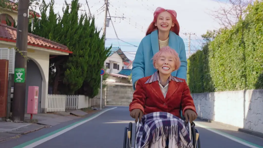 研ナオコが認知症の祖母を熱演　映画『うぉっしゅ』配信が決定！　“人を洗う” W ワークを描いた笑って泣ける話題作の新場面写真を解禁 画像 12