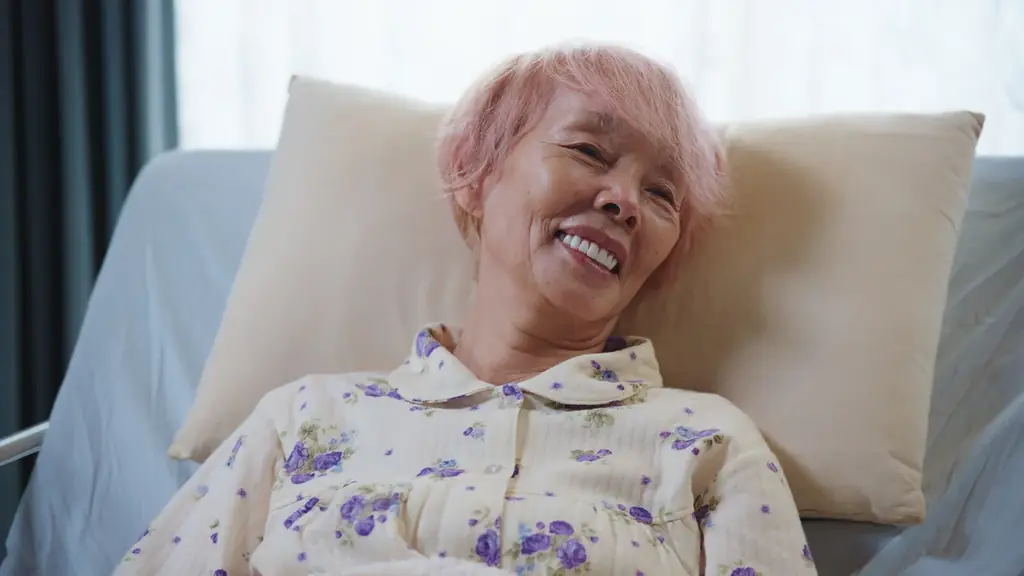 研ナオコが認知症の祖母を熱演　映画『うぉっしゅ』配信が決定！　“人を洗う” W ワークを描いた笑って泣ける話題作の新場面写真を解禁 画像 2