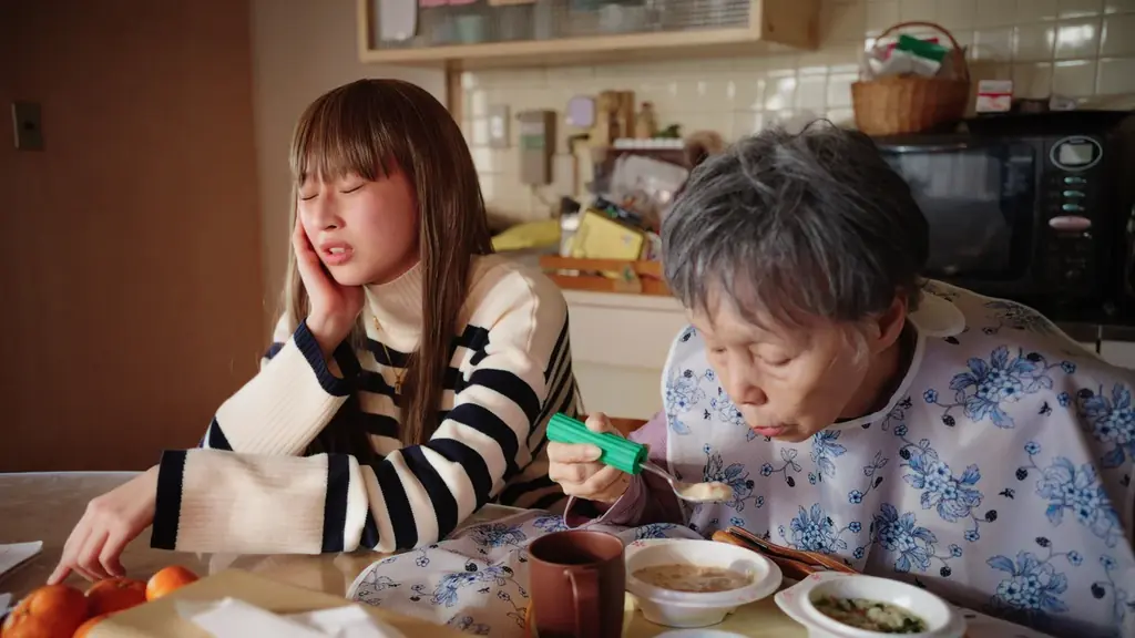 研ナオコが認知症の祖母を熱演　映画『うぉっしゅ』配信が決定！　“人を洗う” W ワークを描いた笑って泣ける話題作の新場面写真を解禁 画像 3