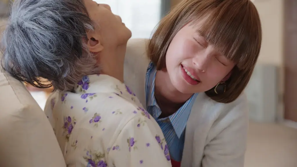 研ナオコが認知症の祖母を熱演　映画『うぉっしゅ』配信が決定！　“人を洗う” W ワークを描いた笑って泣ける話題作の新場面写真を解禁 画像 5