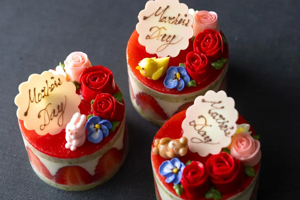 母の日を彩る、息をのむほど美しいフラワースイーツ。ザ・キャピトルホテル 東急、可憐な飴細工や“お花畑”のようなケーキを期間限定販売 画像 2