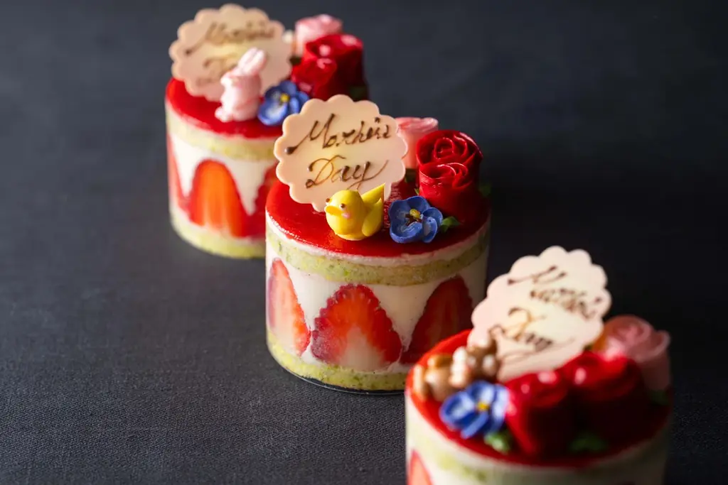 母の日を彩る、息をのむほど美しいフラワースイーツ。ザ・キャピトルホテル 東急、可憐な飴細工や“お花畑”のようなケーキを期間限定販売 画像 4