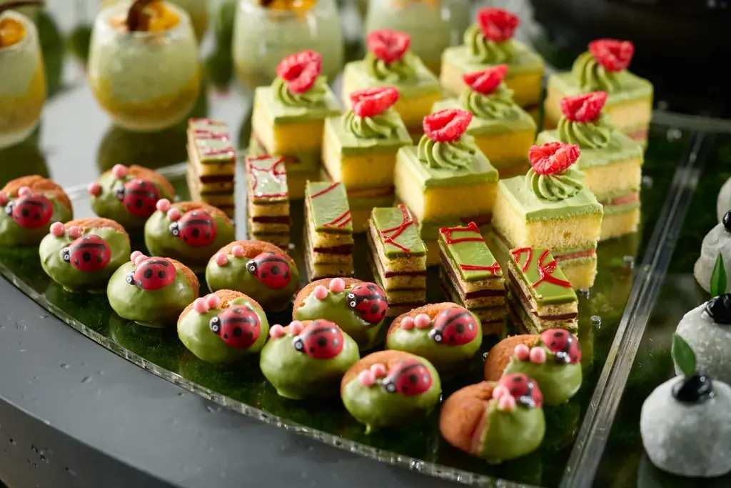 【ウェスティンホテル横浜】盆栽を使用した日本庭園が登場!? 抹茶尽くしのデザートビュッフェを開催 画像 2