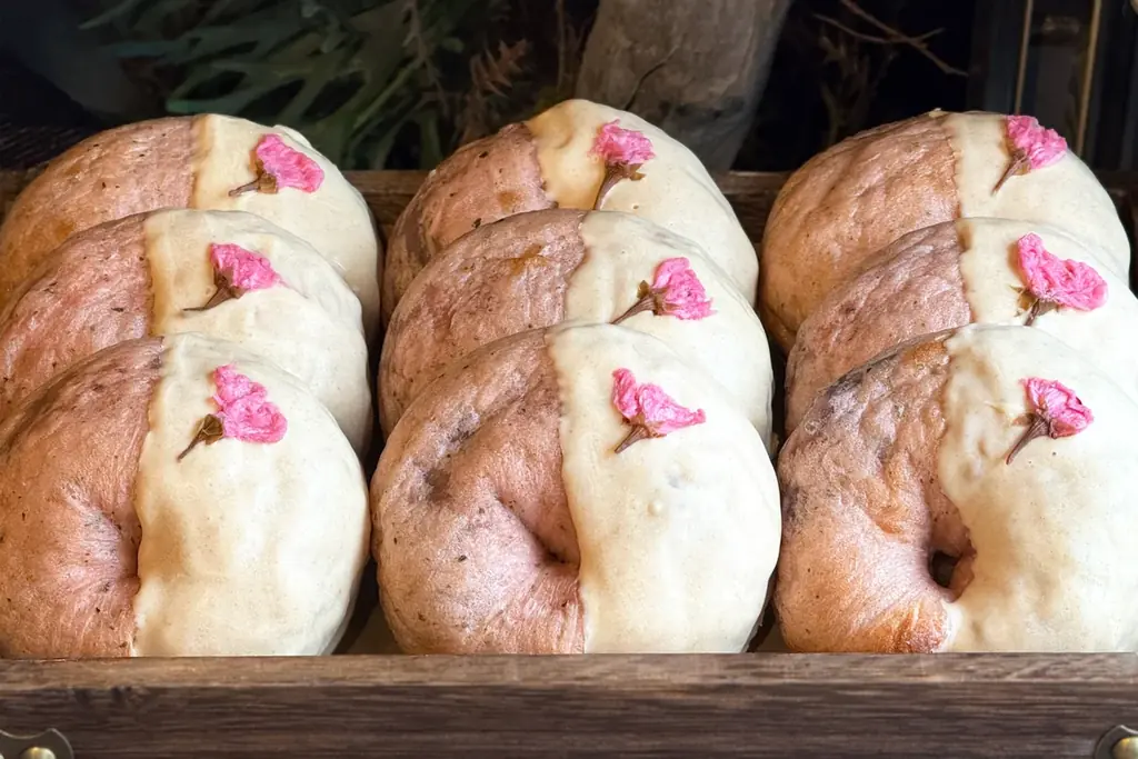 濃厚な抹茶カスタード、上品な甘さの桜とつぶあん。春を彩る限定生ベーグル2種登場！ 画像 2