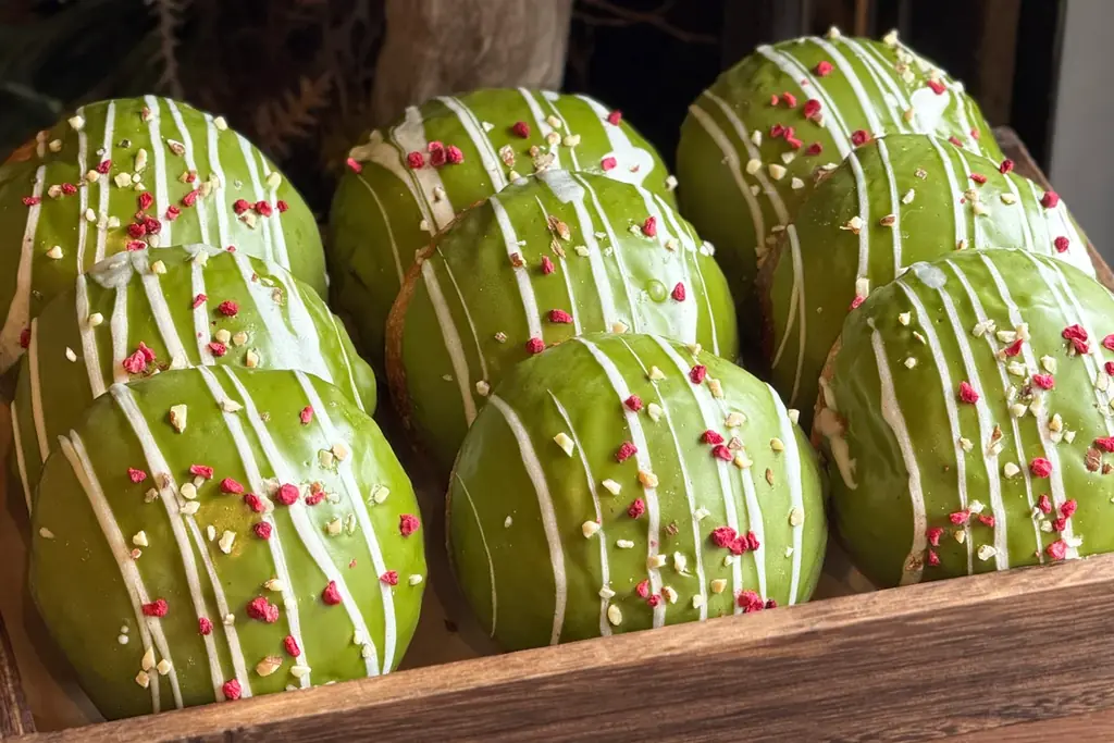 濃厚な抹茶カスタード、上品な甘さの桜とつぶあん。春を彩る限定生ベーグル2種登場！ 画像 3