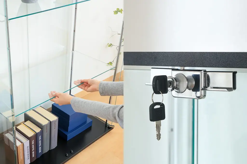 不二貿易の定番「ガラスコレクションケース」に初のハイスペックモデル登場。鍵付き・可動棚仕様でコアコレクター層へ新提案。 画像 1