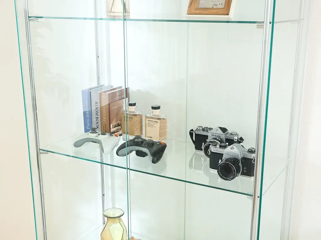 不二貿易の定番「ガラスコレクションケース」に初のハイスペックモデル登場。鍵付き・可動棚仕様でコアコレクター層へ新提案。 画像 4