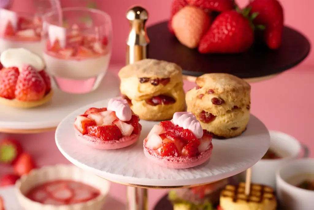 【国産いちご6品種を食べ比べ。いちごづくしのスイーツ＆セイボリー】青果の老舗仲卸が手がけるレストラン「DEK」で「ストロベリーアフタヌーンティー」を開催（4/2〜5/6） 画像 3
