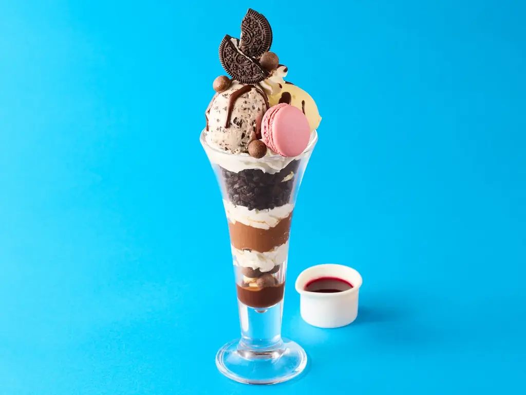 【ココス】しっとりも、ザクザクも。欲張り食感の“クッキー＆クリーム”デザート！甘酸っぱいカシスソース付きのデザートや、テイクアウトできるフラッペも登場 ココスが「クッキー＆クリームフェア」を開催！ 画像 2